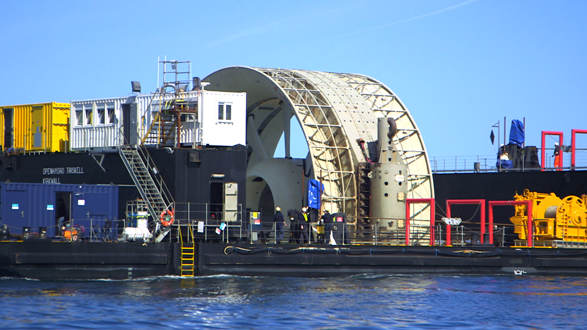 dcns Hydrolienne OpenHydro sur sa barge Triskell